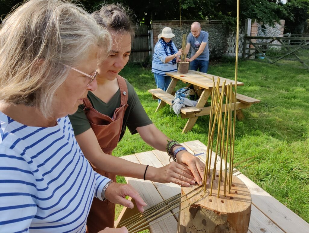 Learning the techniques of willow weaving