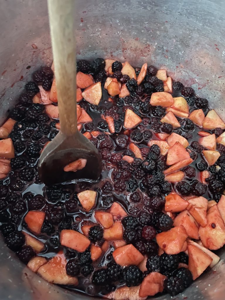 Blackberries and apples in the pan